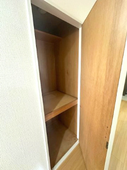 【収納】 | 緑地東ロイヤルマンション | 廊下に設けた収納スペース。ご家族で共有が可能で、ティッシュペーパーなど日用品のストック収納にも便利です！