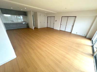 【居間・リビング】 | 緑地東ロイヤルマンション | ゆとりの広さを確保したLDK。ソファやダイニングテーブルなどを置いても余裕があり、ご家族が自然と集まる空間になります！