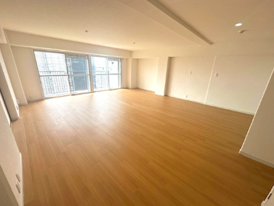 【居間・リビング】 | 緑地東ロイヤルマンション | 南向きバルコニーに面した明るいLDKは24.8帖！開放感溢れる憩いの空間で、家族団らんのひと時をお過ごしいただけます。