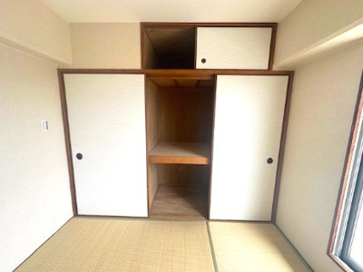 【和室】 | 緑地東ロイヤルマンション | 和室6帖には押入付き！来客用の寝具や座布団、お子様のおもちゃなども片付けられます。棚板付きで整理整頓しやすい収納スペースです。