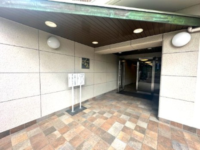  | 緑地東ロイヤルマンション | すっきりとしたエントランスが住まいの第一印象を高めます。住まう方や来客を気持ちよく迎えてくれますね！
