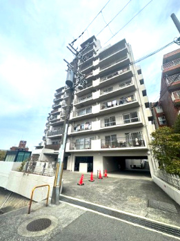 【外観】 | 緑地東ロイヤルマンション | スーパーやコンビニ、ドラッグストアなどの生活利便施設が徒歩圏内！小学校も近く、利便性の良さも魅力です。