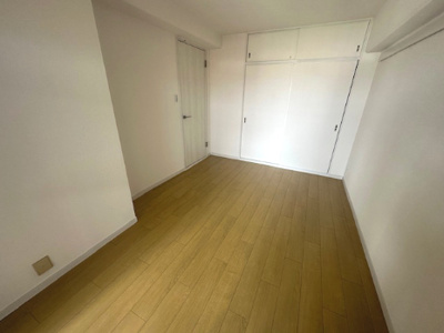 【洋室】 | 緑地東ロイヤルマンション | 洋室6帖。収納付きで居住空間を有効的にご活用可能！お好きなインテリアを揃え、お好みのお部屋作りをお楽しみください。