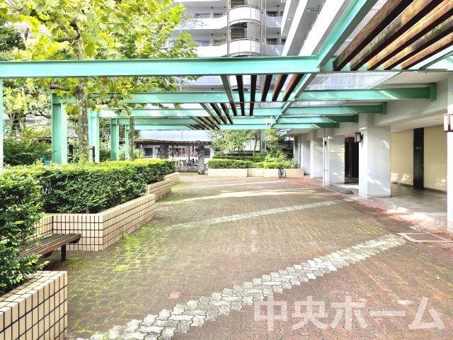 ルネ門前仲町の中庭|敷地内には緑が多く住環境良好です