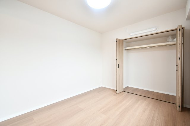 クレセント東鷲宮の洋室|リビングと隣接する5.5帖の洋室は、引き戸を開放することでLDKと一体化した広々空間として活用可能。クローゼットも新規交換され、収納力◎！個室としてもリビングの延長としても、多目的に使える便利な一室。