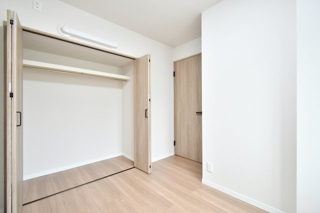クレセント東鷲宮の洋室|洋室②4.4帖：クローゼットは各部屋に備わっておりますので、家族それぞれで洋服収納をすることも可能です。また、上下セパレートになっているため衣替えもしやすく、ハンガーパイプで家事時短にも◎！