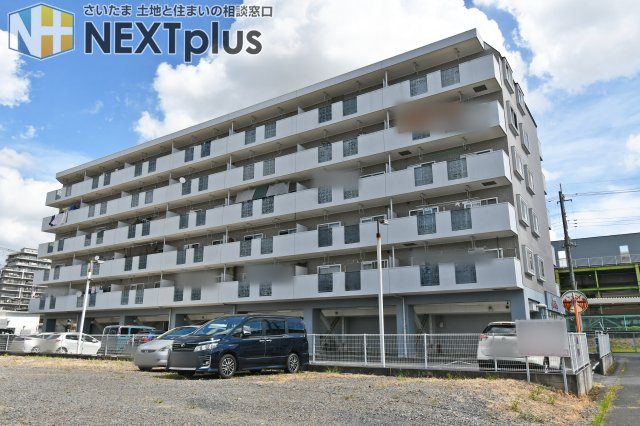 クレセント東鷲宮の外観|東鷲宮駅徒歩3分の立地に建つマンションです。駅までの移動負担を抑えやすく、通勤や通学の利便性を重視される方にも検討しやすい住まいです。現地では建物全体の管理状況や周辺道路もあわせてご確認ください。