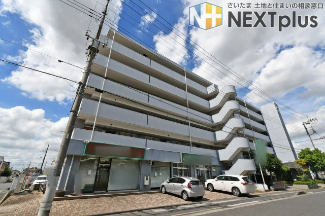 クレセント東鷲宮の外観|落ち着いた色合いの外観が印象的なマンションです。バルコニーが整然と並ぶ端正な佇まいで、前面道路側から建物全体の形状や規模感、周辺との位置関係も確認しやすい外観写真です。