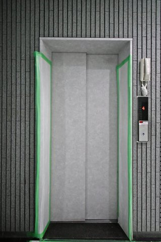 クレセント東鷲宮のその他共用部分|共用部にはエレベーターが設けられており、上階への移動に配慮された造りです。荷物がある日や日々の昇降時にも使いやすさを確認しやすく、共用部の管理状態もあわせてご覧いただけます。