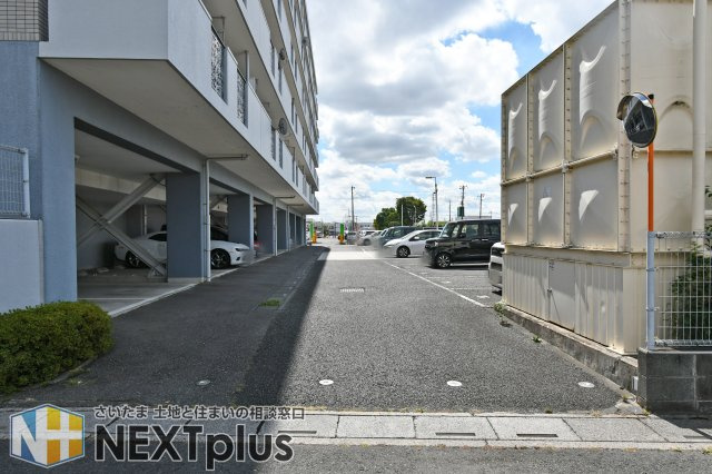 クレセント東鷲宮の駐車場|敷地内には駐車スペースが設けられており、お車の出入り動線や建物との位置関係を現地で確認しやすい配置です。区画の広さやサイズ制限、空き状況などの詳細はお問い合わせください。