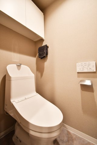 クレセント東鷲宮のトイレ|トイレ：奥行きにゆとりがあり、圧迫感の少ないトイレスペース。吊戸棚付きで、トイレットペーパーなどの備品補充も楽々行えます。掃除用具をしまうと清潔感も消す事ができ、イマドキなお部屋にできます。