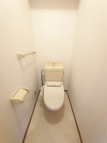 バーシア名賀のトイレ|落ち着いた色調のトイレです