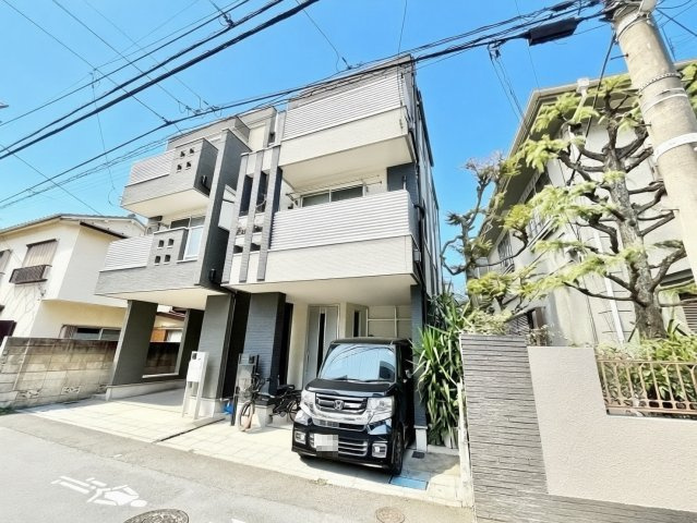 渋谷区本町2丁目　中古戸建の前面道路含む現地写真|2026.02.27撮影

現地ご見学希望・資料請求などお気軽にお問い合わせ下さい！
03-5990-5201
