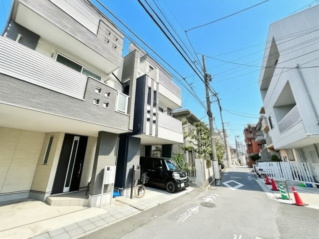 渋谷区本町2丁目　中古戸建の前面道路含む現地写真|2026.02.27撮影

現地ご見学希望・資料請求などお気軽にお問い合わせ下さい！
03-5990-5201