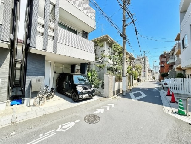 渋谷区本町2丁目　中古戸建の前面道路含む現地写真|2026.02.27撮影

現地ご見学希望・資料請求などお気軽にお問い合わせ下さい！
03-5990-5201