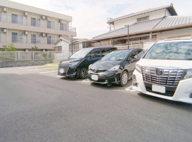 シャバーニの駐車場