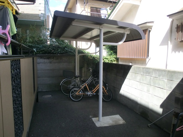 メゾンベールのその他共用部分|屋根付き駐輪場。