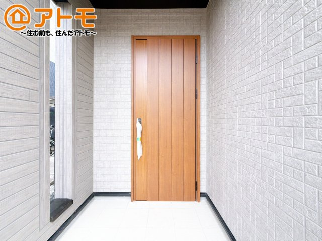 【玄関】 | 伊豆の国市中條　新築一戸建て　全1棟 | 落ち着いた色合いの玄関はダブルロックで防犯性に優れた仕様になっています♪