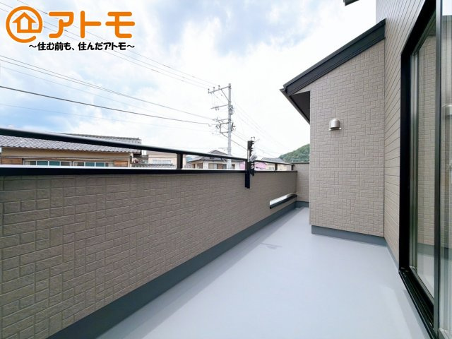 【バルコニー】 | 伊豆の国市中條　新築一戸建て　全1棟 | やっぱり助かる広々バルコニー♪お布団や洗濯物を干せるのはもちろん、広々としたバルコニーで少しでも家事を楽ちんに！