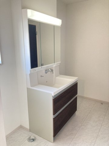 リーブルガーデンＳ第２前橋女屋　1号棟の独立洗面台|シャワー水栓付き洗面台で朝の身支度もバッチリです！
洗面台には収納スペースもあり洗面室もすっきり片付きますよ！