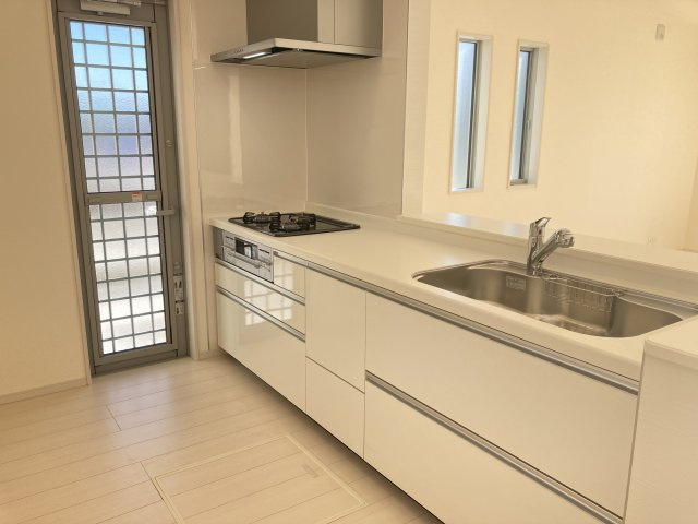 リーブルガーデンＳ第２前橋女屋　1号棟のキッチン|人気のカウンターキッチン採用です☆勝手口付き♪
コンロも３口ご用意しています！調理スペースも広くストレスなくお料理できます。
浄水器つきなので美味しいお水も飲めますよ♪