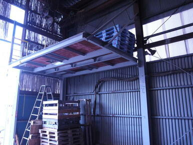 港北区新⽻町１９２坪の内装