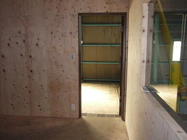 港北区新⽻町１９２坪の内装