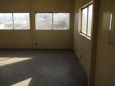 港北区新⽻町１９２坪の内装