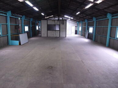 港北区新⽻町１９２坪の内装