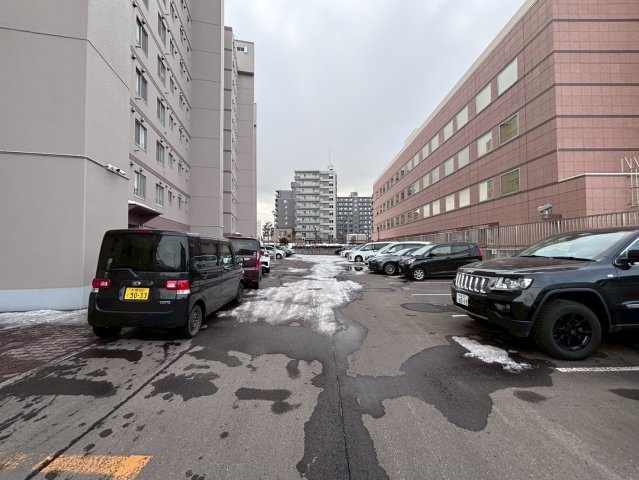 ラポール大通東の駐車場