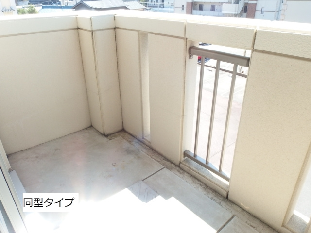 ｐｏｇｇｉｏ　ａｌ　ｓｏｌｅ　ｄｕｅのバルコニー