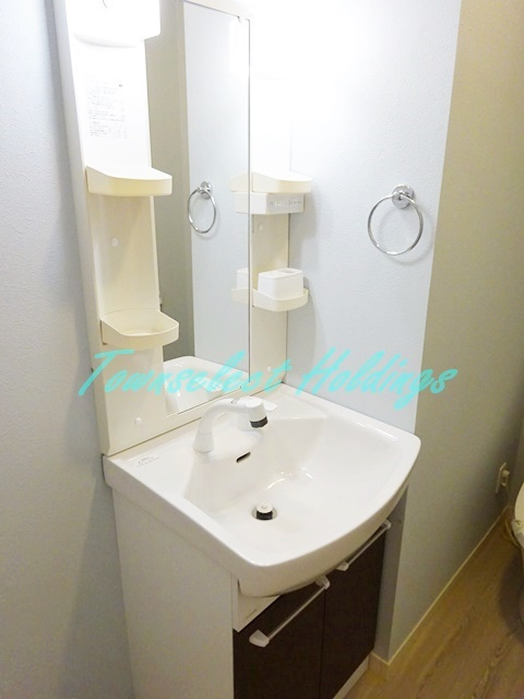 藤沢市本町２丁目のアパートの洗面所|明るい洗面所です