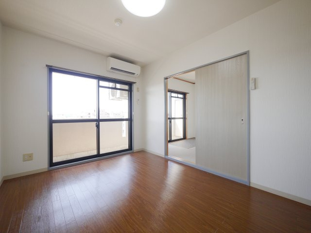 グランディール十日市の居間・リビング|※写真は別の部屋のものです。