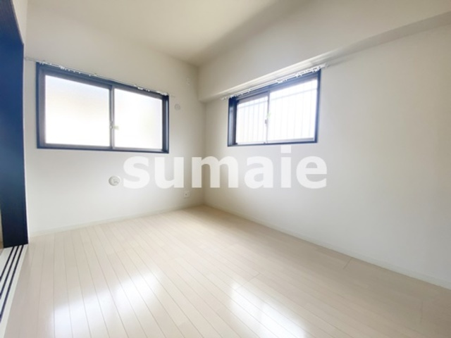 フローリッシュの洋室|2面採光で換気もバッチリ☆