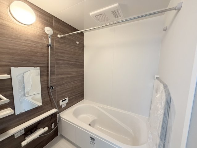 大原野上里男鹿町　Ⅰ期２号地の浴室|衣類乾燥や暖房、涼風等…多機能浴室乾燥機が完備された浴室です。日常生活をより快適に過ごせそうですね♪（R8.2撮影）