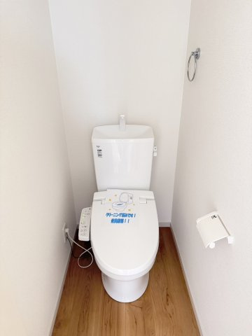 大原野上里男鹿町　Ⅰ期２号地のトイレ|壁リモコンで両サイドがスッキリ。多彩な機能付で清潔なトイレ空間に♪（R8.2撮影）