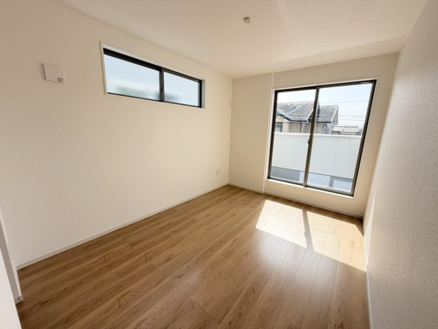 大原野上里男鹿町　Ⅰ期２号地の洋室|南向きに面したお部屋は、日中はたっぷり太陽の光が差し込み明るい室内に♪（R8.2撮影）