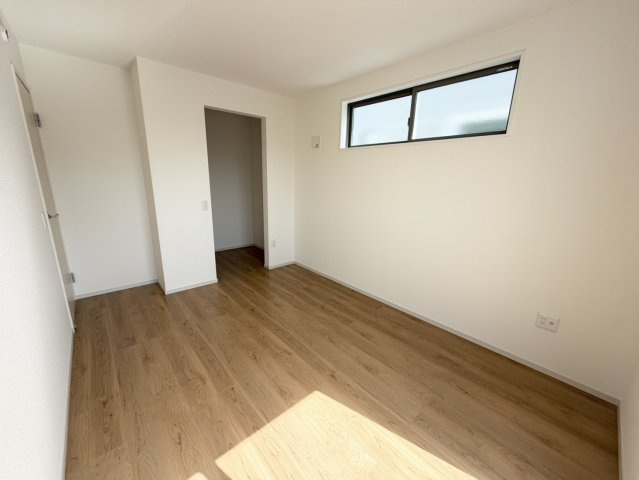 大原野上里男鹿町　Ⅰ期２号地の洋室|2階は全部で4部屋ございます。お子様の一人部屋やリモートワーク用のお部屋をつくったりなど…ライフスタイルに合わせてお使いいただけます♪（R8.2撮影）