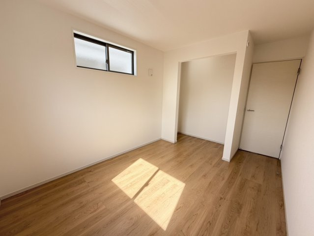 大原野上里男鹿町　Ⅰ期２号地の洋室|ベッドや机など無理なく配置できる広さ。また全居室に収納を設け、お部屋がスッキリ片付き居住空間を広く活用できちゃいます！（R8.2撮影）