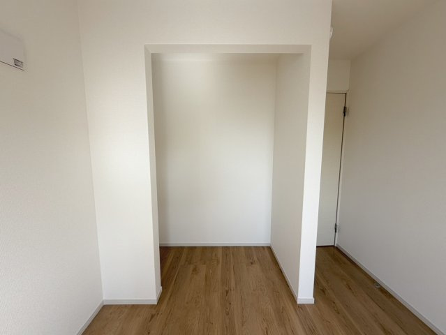 大原野上里男鹿町　Ⅰ期２号地の洋室|オープンクローゼットにつきお洋服の出し入れがラクラク！（R8.2撮影）