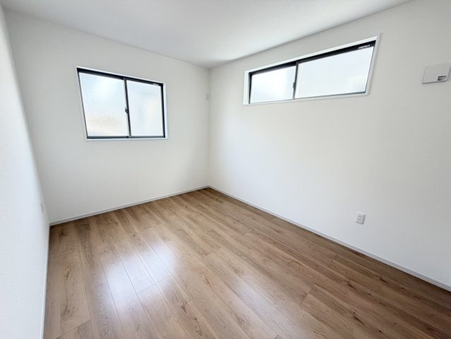 大原野上里男鹿町　Ⅰ期２号地の洋室|木目や白を基調としたシンプルな仕上がりの洋室はインテリアプランが考えやすいのが魅力！（R8.2撮影）