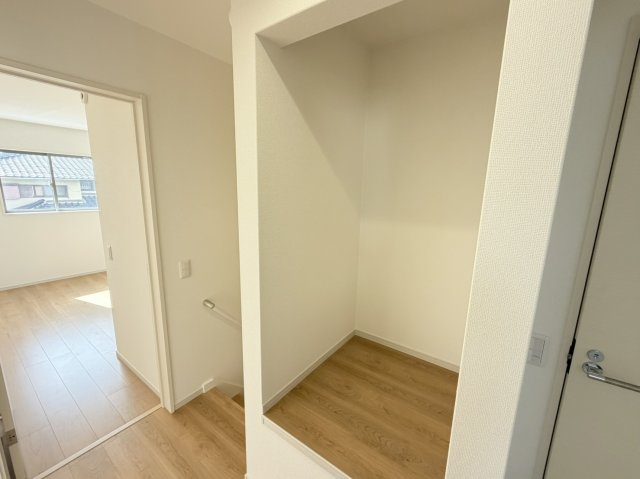 大原野上里男鹿町　Ⅰ期２号地の収納|階段横にも収納スペースがございます！（R8.2撮影）