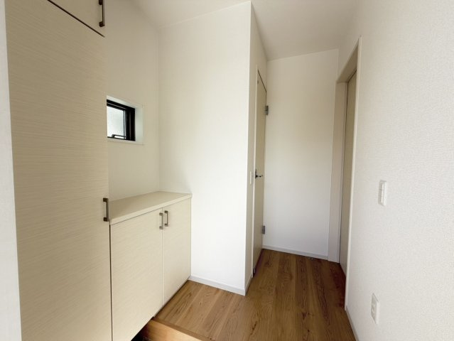 大原野上里男鹿町　Ⅰ期２号地の玄関|シューズボックスが備え付けられており、玄関周りがスッキリ片付きます。（R8.2撮影）