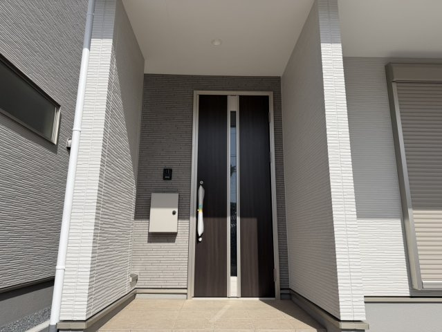 大原野上里男鹿町　Ⅰ期２号地の玄関|住まいの「顔」となる玄関。（R8.2撮影）