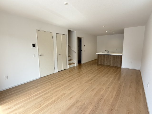 大原野上里男鹿町　Ⅰ期２号地の居間・リビング|ご家族との繋がりを重視したリビング階段！「ただいま」「おかえり」の声がいつも聞こえてパパママ安心♪（R8.2撮影）