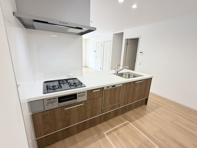 大原野上里男鹿町　Ⅰ期２号地のキッチン|正面に遮るものがない対面キッチン。お料理中もリビングにいるご家族の様子を近くに感じられます♪（R8.2撮影）