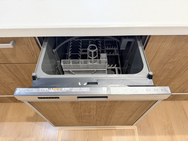大原野上里男鹿町　Ⅰ期２号地のキッチン|【食器洗浄乾燥機】
家族分の食器もまとめて洗ってくれる食器洗い乾燥機！食後の団らん時間もご家族と一緒に楽しむことができます！手肌にも優しくママも嬉しい！