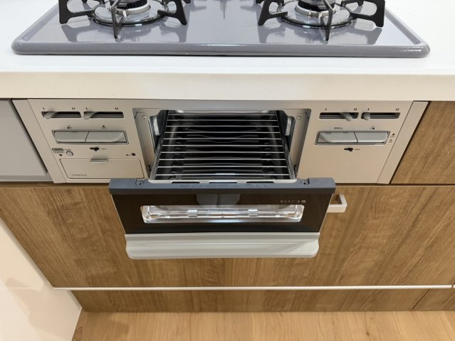 大原野上里男鹿町　Ⅰ期２号地のキッチン|【グリル】
余分な油をカットし、カリッとふっくら焼き上げるグリル！コンロとの併用で時短にも♪