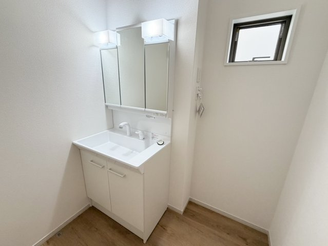 大原野上里男鹿町　Ⅰ期２号地の独立洗面台|ミラーキャビネットのため、メイク用品や洗顔小物などのスッキリ収納できちゃいます！（R8.2撮影）