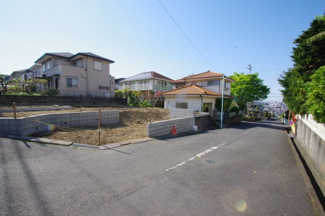 【前面道路含む現地写真】 | 【仲介手数料無料！！】日野市平山2丁目　新築戸建て（全1棟）1号棟　5799万円 | 令和８年４月１６日撮影　建築中